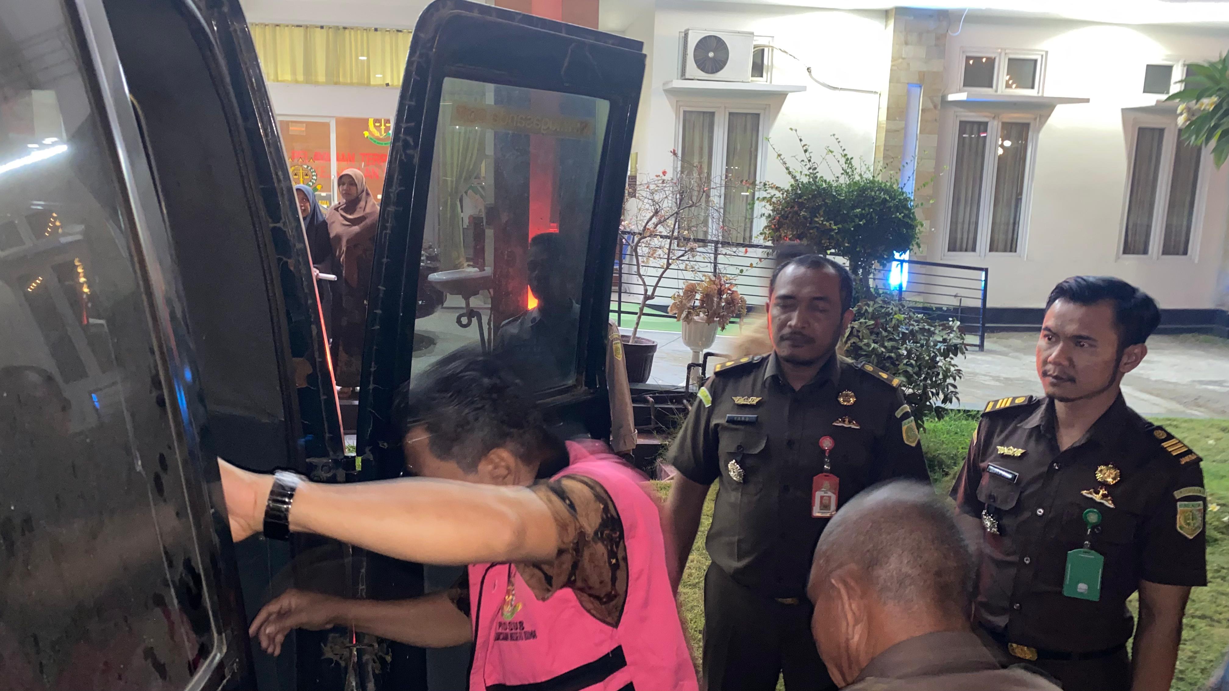 Tersangka kasus korupsi pengadaan kapal Dishub Kabupaten Bima ditahan, Rabu malam (22/5). (Kejari Bima For Lombok Post)