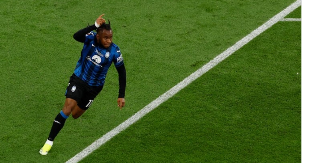 Lookman merayakan gol pertamanya ke gawang Leverkusen