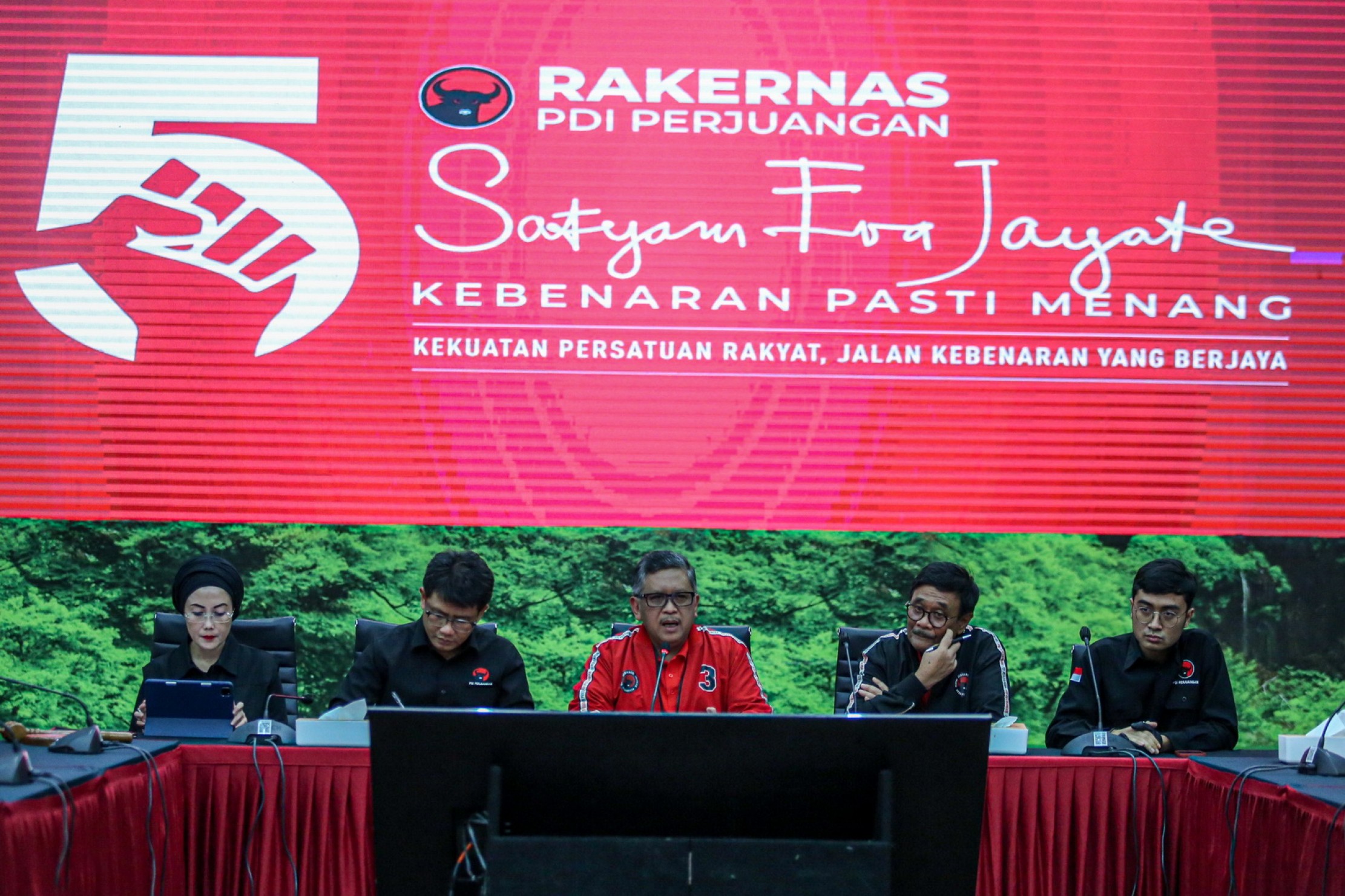 Sekretaris Jenderal PDIP Hasto Kristiyanto didampingi jajarannya saat konferensi pers terkait Rakernas PDIP V, Rabu (22/5).