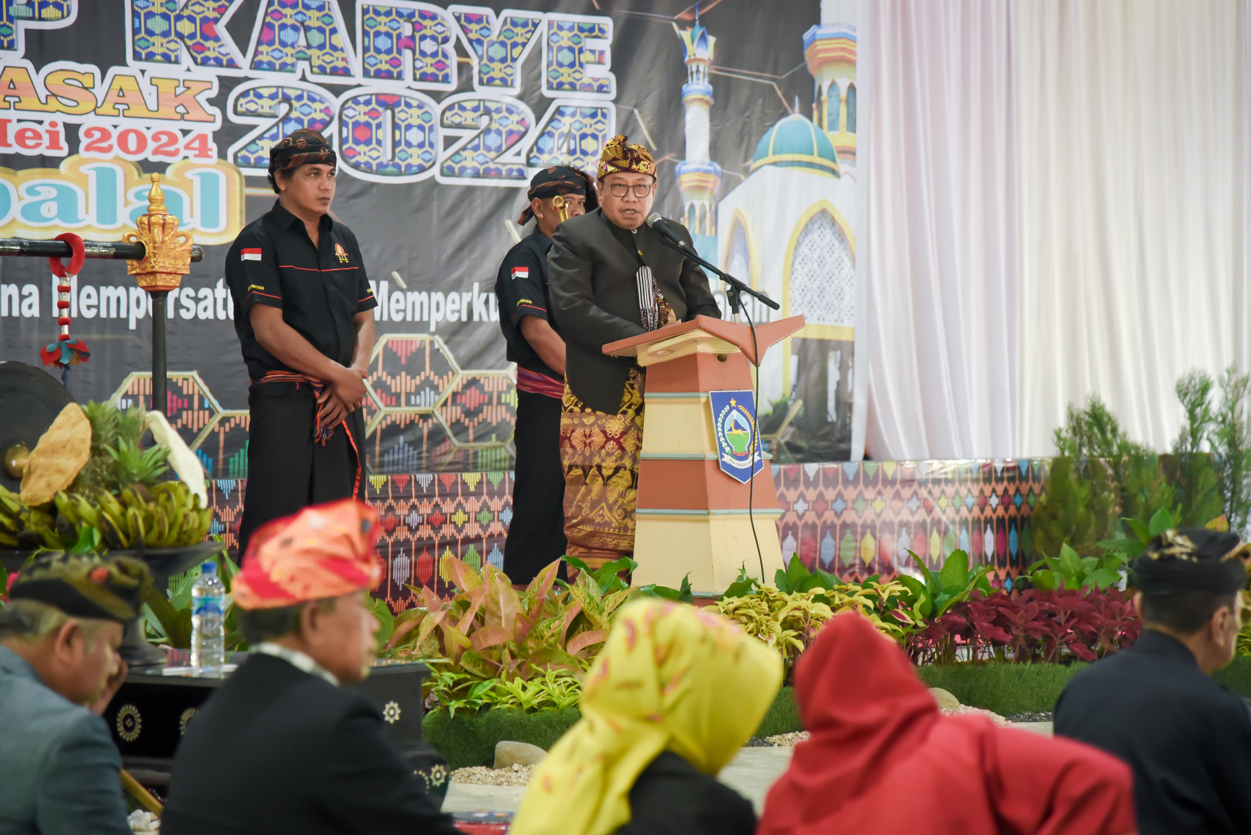 Pj Gubernur NTB Lalu Gita Ariadi saat memberikan arahan di acara Sangkep Karye Majelis Adat Sasak, di aula Rinjani, Kantor BPSDM NTB, Kamis (23/5/2024).