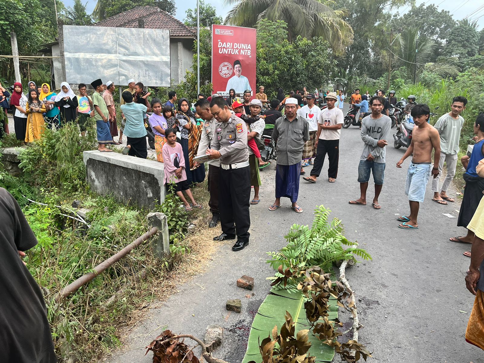 Polisi olah TKP lakalantas yang menyebabkan dua pengendara motor tewas terlindas ban truk di Desa Prai Meke, Kecamatan Praya.