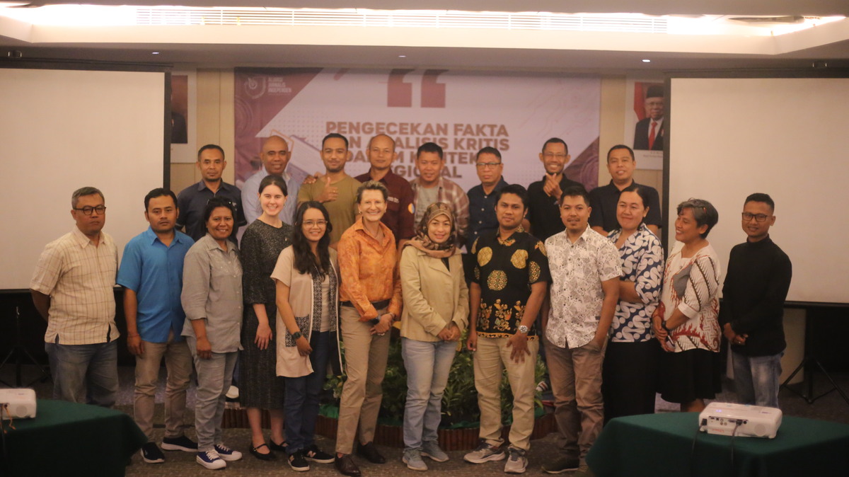 Konjen Australia di Bali Jo Stevens (tengah/depan) berfoto bersama dengan peserta lokakarya media dalam pengecekan fakta dan analisis kritis di Bali, Jumat (24/5). (Istimewa)