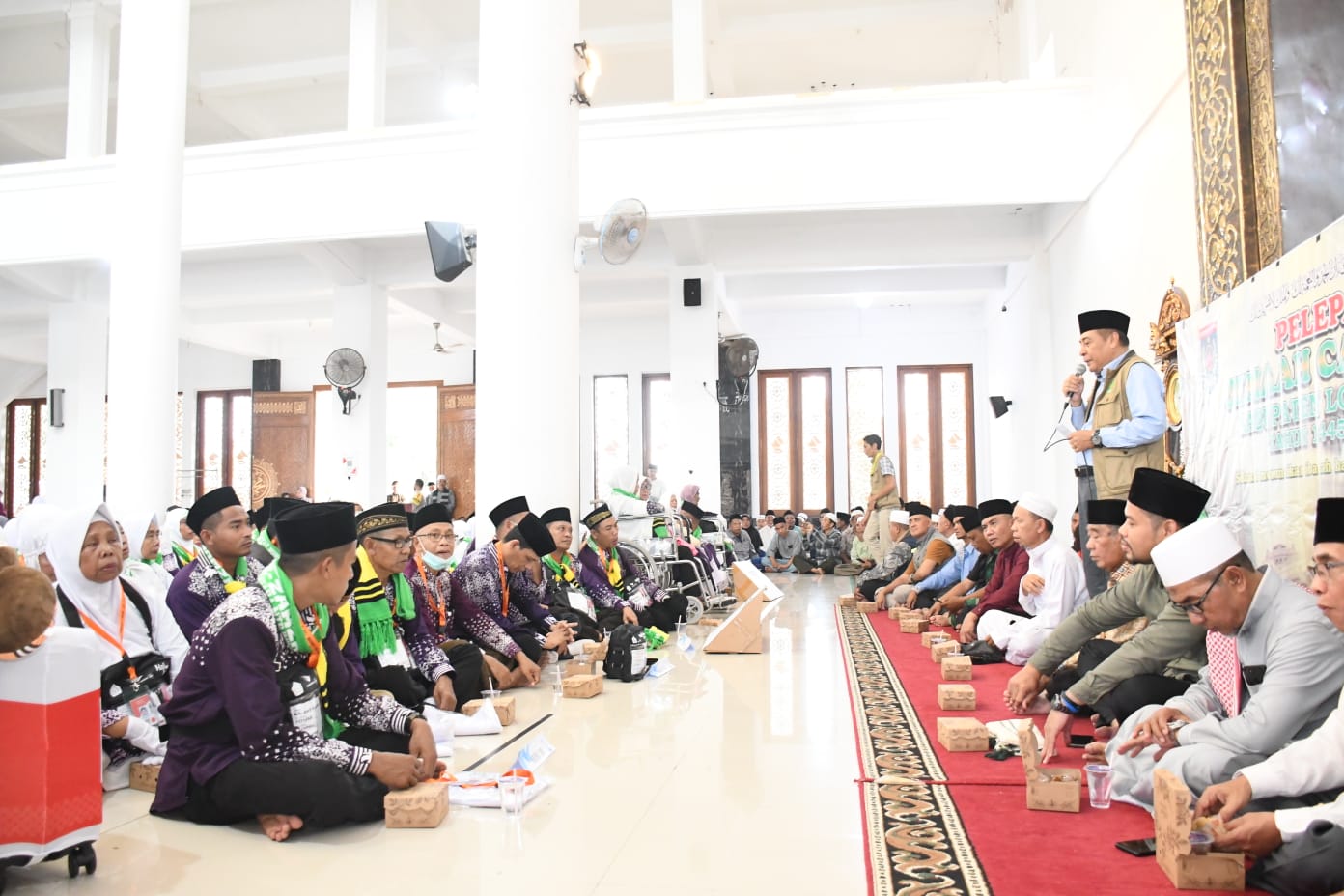 Kemenag KLU saat memberikan arahan kepada CJH KLU sebelum ke Asrama  Haji.