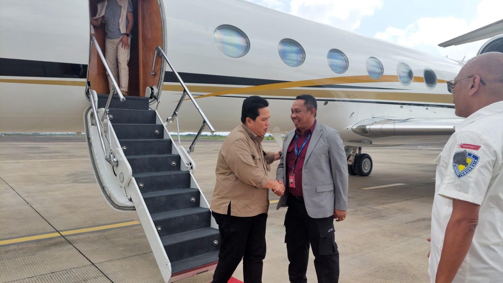 HANYA SEBENTAR: Menteri BUMN Erick Tohir disambut GM PT Angkasa Pura I Lombok Minggus Gendeguai saat berkunjung ke Lombok, Sabtu (25/5).