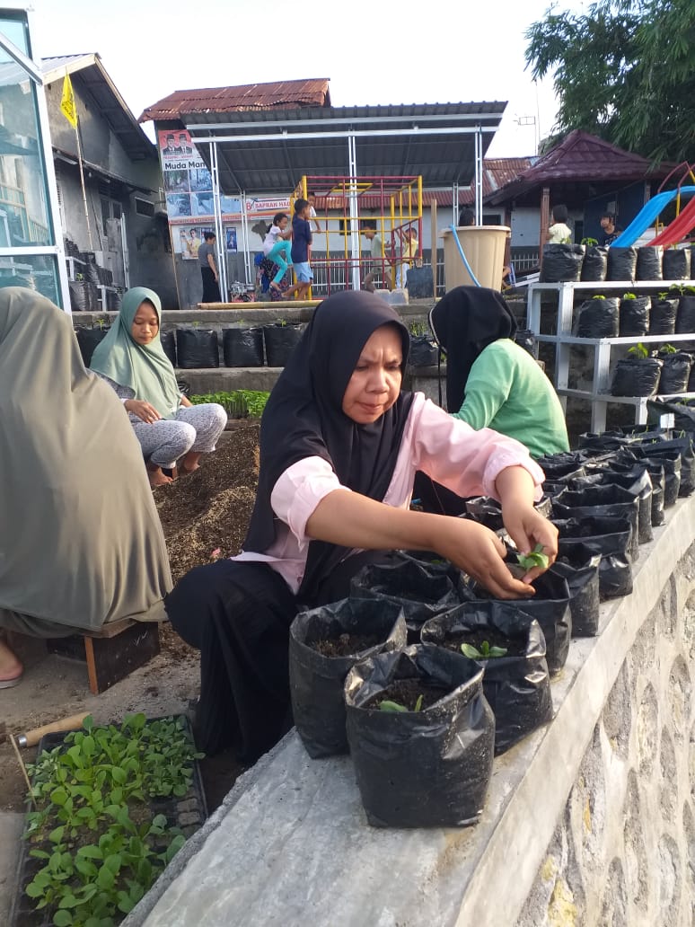 KERJA KERAS: Sejumlah anggota kelompok P2L Perigi menanam sayur-sayuran di Lingkungan Perigi, Dasan Agung, Kota Mataram, kemarin (24/5). (HARLI/LOMBOK POST)