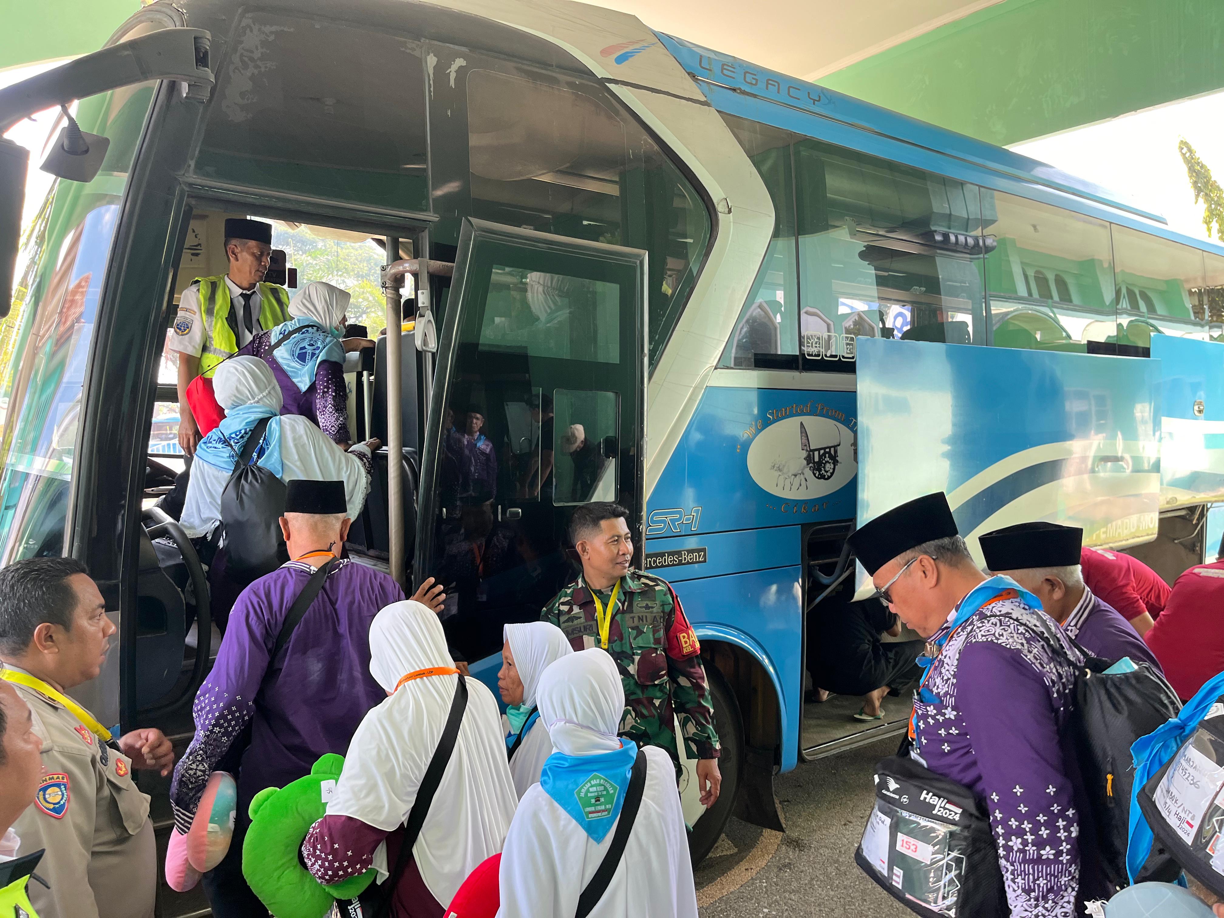 SIAP BERANGKAT: Para JCH kloter 5 asal Lombok Tengah secara bergiliran masuk ke bus khusus pengantar haji menuju BIZAM dan selanjutnya terbang ke Arab Saudi, di Asrama Haji. (Yuyun/Lombok Post)