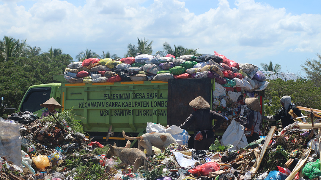 BUANG: Truk pengangkut sampah saat membuang muatannya ke Tempat Pembuangan Akhir (TPA) Ijobalit, Kecamatan Labuhan Haji, Lombok Timur.  (SUPARDI/LOMBOK POST)