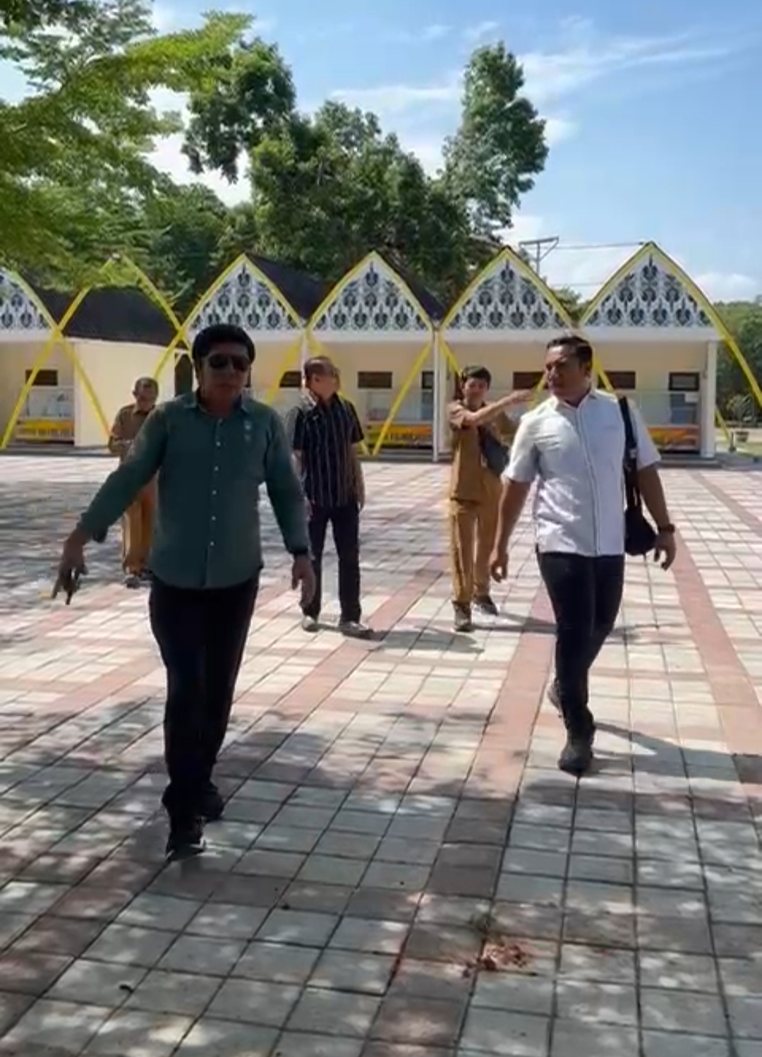 SIDAK: Sejumlah anggota Komisi IIII DPRD Kota Mataram melihat kondisi lapak yang berada di dekat Teras Udayana, beberapa waktu lalu.(HARLI/LOMBOK POST)