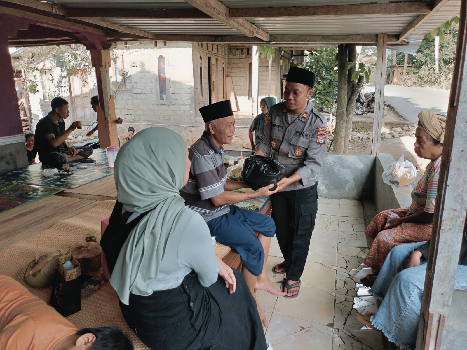 Polsek Praya Barat Daya memberikan bantuan sembako dan pemeriksaan kesehatan bagi warga lansia di Desa Pandan Tinggang.
