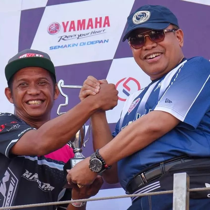 Pj Gubernur NTB H Lalu Gita Ariadi menyerahkan hadiah kepada pemenang Pertamina Mandalika Racing Series Round 2 di Sirkuit Mandalika, Sabtu (25/5).