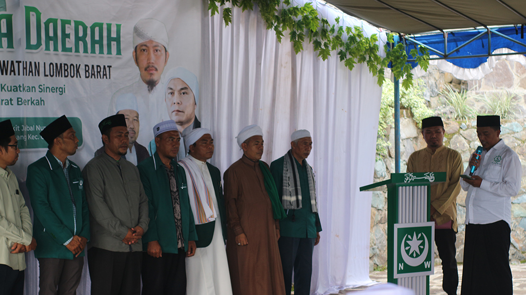 LANTIK: Ketua Lazah NTB saat melantik pengurus Lazah Lombok Barat (Lobar) pada saat rakerda pengurus NW Lobar. (SUPARDI/LOMBOK POST)