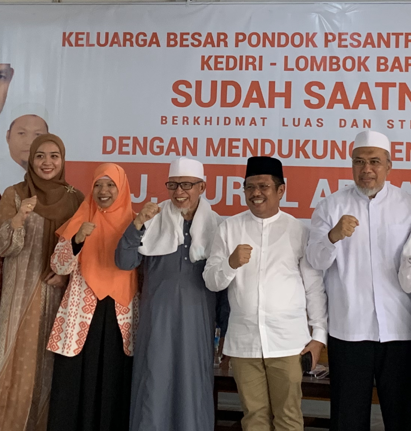DUKUNGAN: Pasangan LAZADHA dengan TGH Muharrar Mahfudz (tengah) dalam acara silaturrahim keluarga besar Ponpes Nurul Hakim Kediri Lombok, Sabtu (25/5).  (CHIA/LOMBOK POST)
