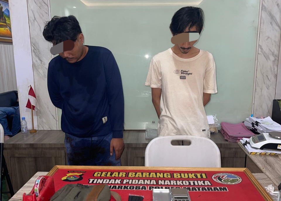 Dua dari tiga pengedar narkoba asal Ampenan diringkus aparat Satresnarkoba Polresta Mataram.
