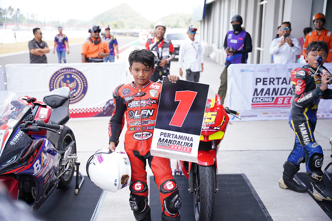 BIBIT PEMBALAP BARU: Pembalap cilik Valera Octavianus naik podium pada kelas Junior Sport 150 cc di ajang Pertamina MRS 2024 di Sirkuit Internasional Mandalika,(26/5). (MGPA FOR LOMBOK POST))