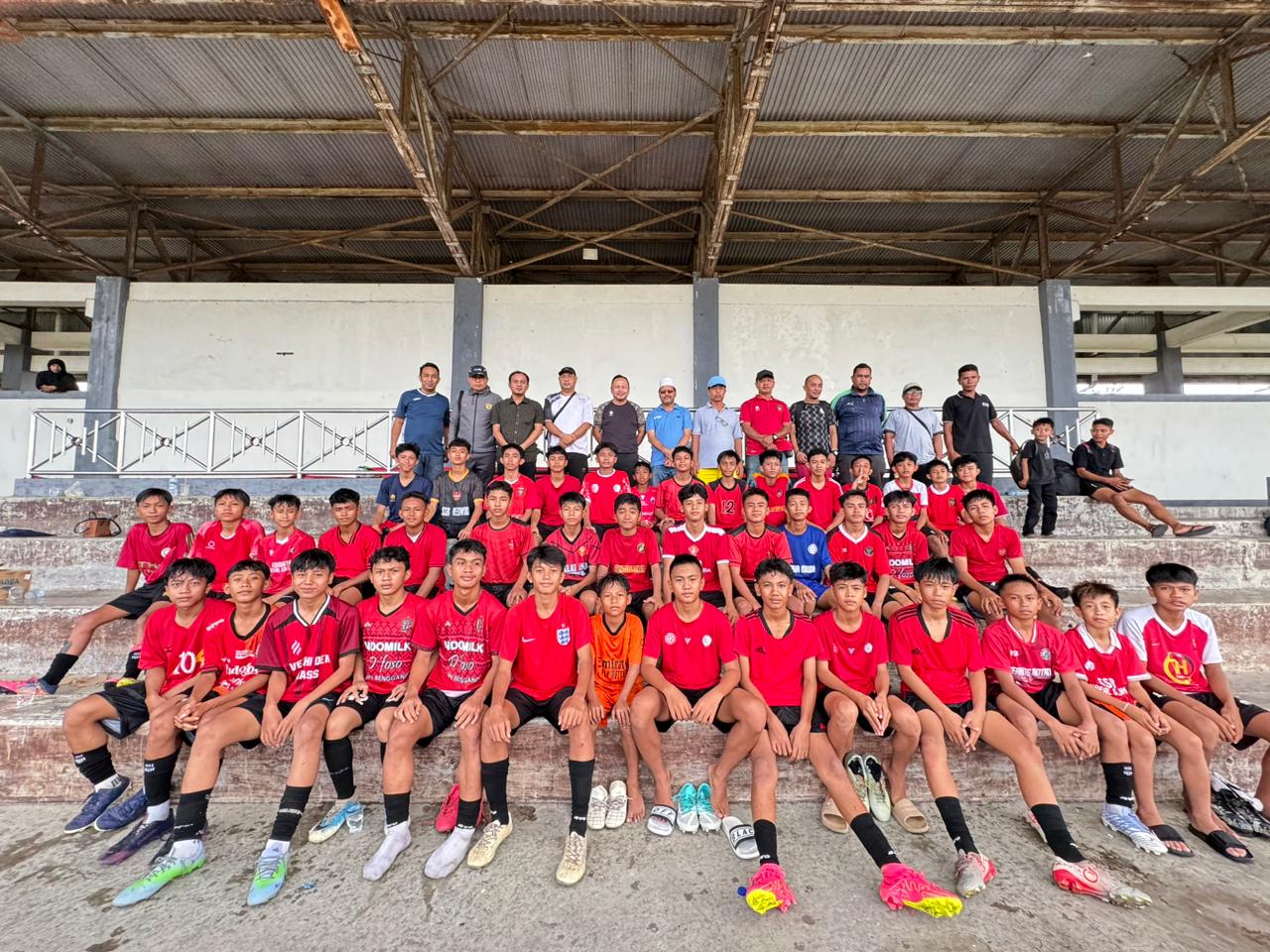 MENUNGGU HASIL: Pemain muda NTB usai mengikuti seleksi yang digelar Ricky Nelson Academy, belum lama ini.(PUJO/LOMBOK POST)