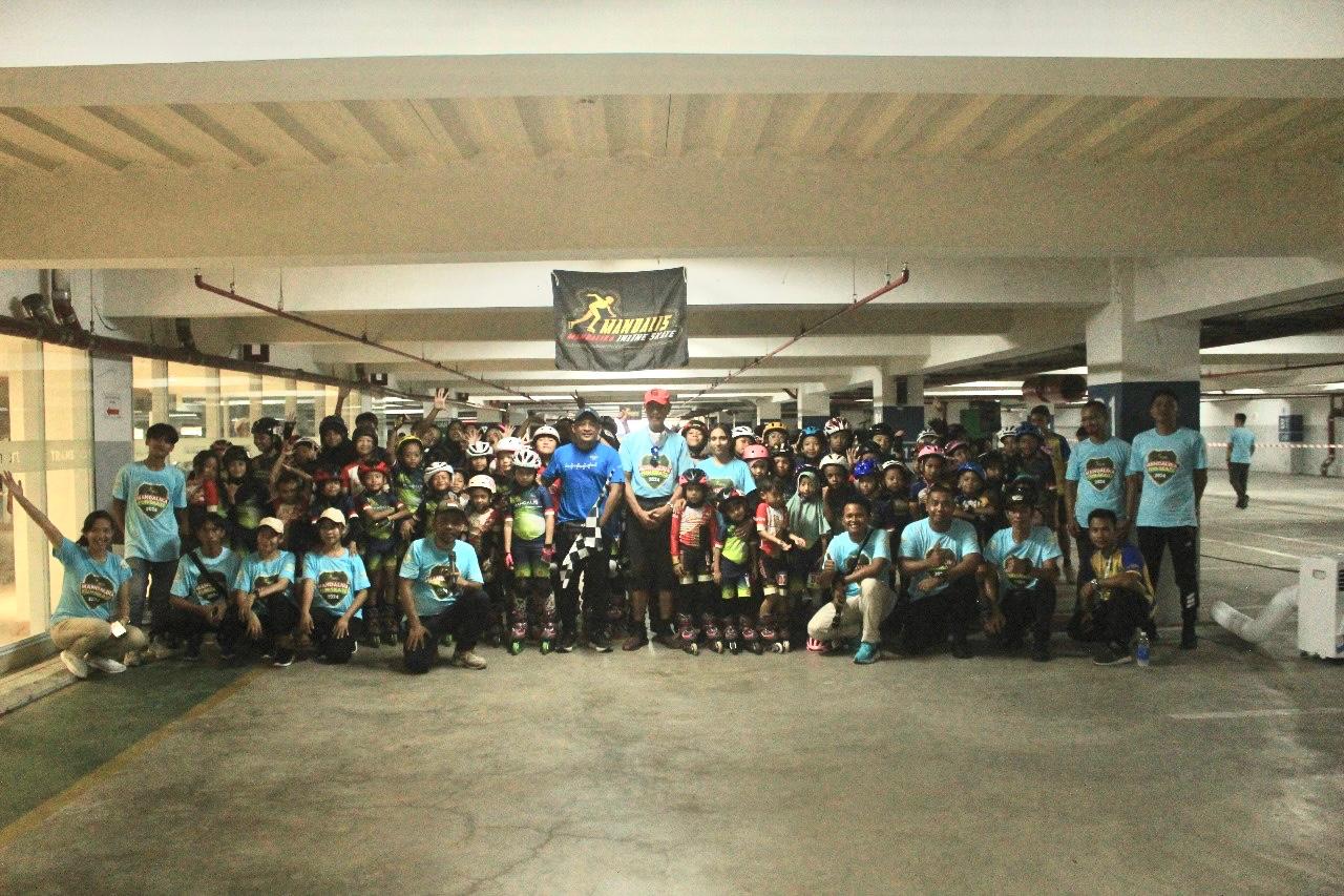 CARI BIBIT: Sejumlah peserta foto Mandalika Fun State bersama usai lomba di Transmart Mataram, kemarin (26/5).(HARLI/LOMBOK POST)