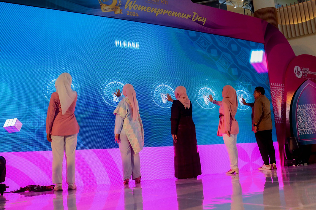 OPENING KEGIATAN: Suasana opening kegiatan Womanpreneur Day Lombok Womanpreneur Club (LWC) di atrium Lombok Epicentrum Mall (LEM), Sabtu (25/5).(Ferial/Lombok Post)