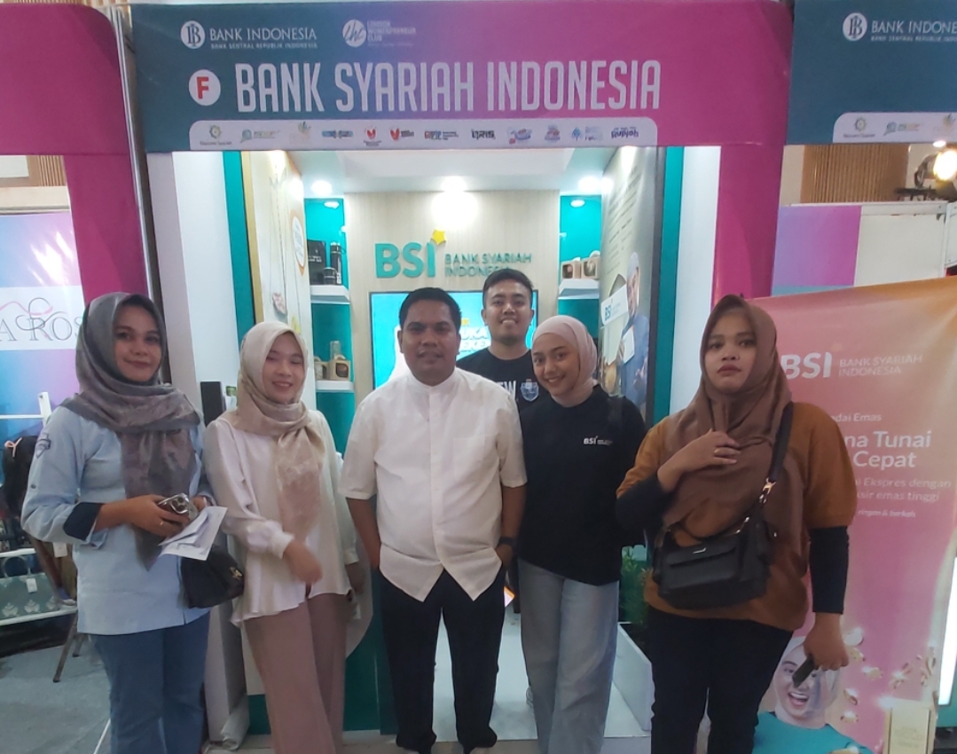 LAYANI NASABAH: Perwakilan BSI Cabang Mataram Majapahit bersama konsumen usai sampaikan program BSI pada acara Lombom Womenpreneurday Vol 5 di LEM (NURUL/LOMBOK POST)
