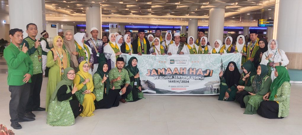 SEMOGA MABRUR: Pimpinan Pondok Pesantren Al Ishlahuddiny Kediri TGH Muchlis Ibrahim (paling tengah) melepas 35 jamaah haji plus dari PT Buana Sentosa Utama Travel di BIZAM, Sabtu (25/5).
