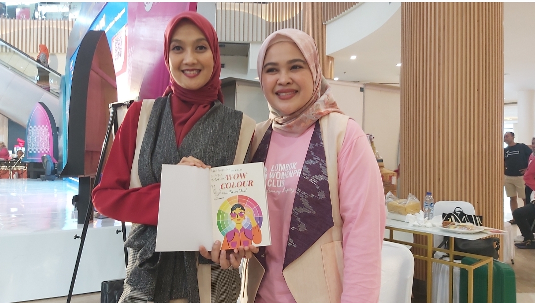 Oya Miranti (kiri) bareng Indah Purwanti Ningsih (kanan) saat usai tangan buku tentang warna di LEM Mataram