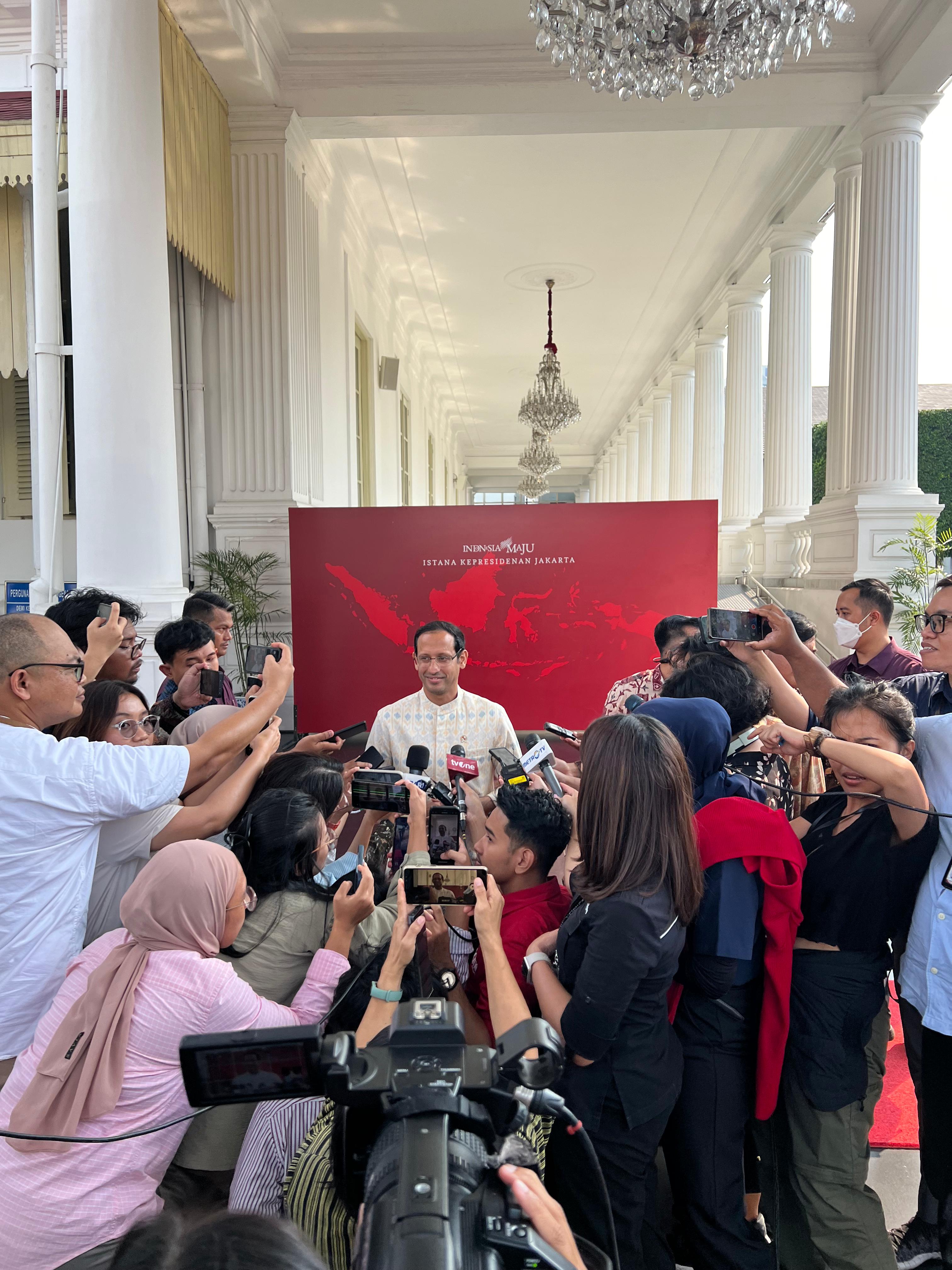 Mendikbudristek Nadiem Anwar Makarim memberikan keterangan di depan awak media, usai bertemu Presiden RI Jokowi, membahas perihal kenaikan UKT di Istana Merdeka, Jakarta pada Senin (27/5).