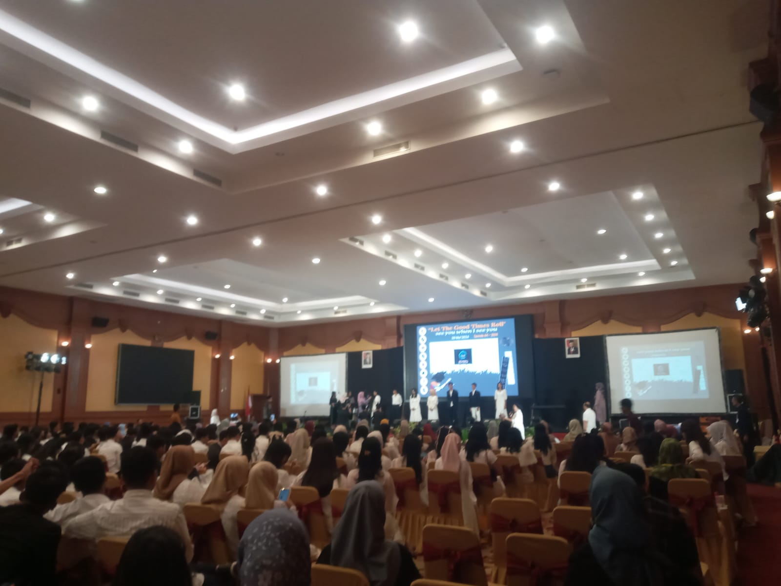 PENSI: Siswa kelas IX SMPN 2 Mataram mengadakan Pensi dan gathering di Hotel Lombok Raya, kemarin.(ROJAI/LOMBOK POST)