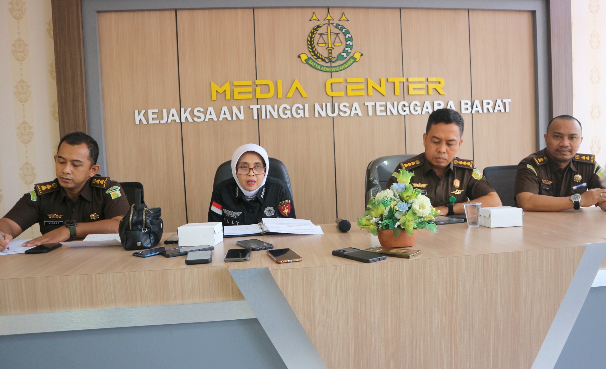 Aspidsus Kejati NTB Elly Rahmawati (dua dari kiri) bersama Asintel I Wayan Riana (dua dari kanan) dan Kasi Penkum Efrien Saputra (paling kanan) serta jaksa penyidik saat memberikan keterangan pers, Se