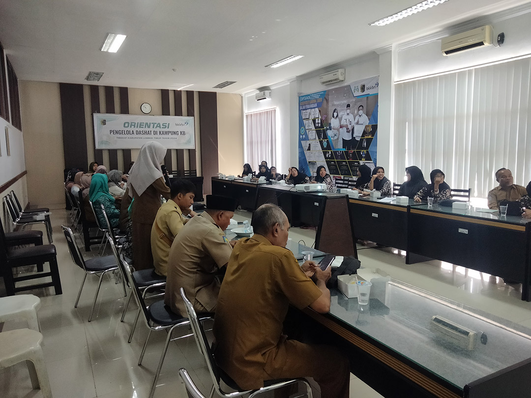 ORIENTASI: DP3AKB Lotim saat melakukan orientasi pengelola Dapur Sehat (DASHAT) di Kampung KB.(SUPARDI/LOMBOK POST)