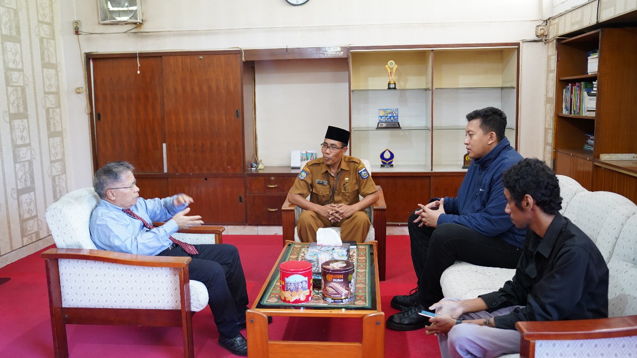 Kepala Dinas ESDM NTB Sahdan (kiri) menerima tim PLN UIP Nusra dan SMKN 3 Mataram.