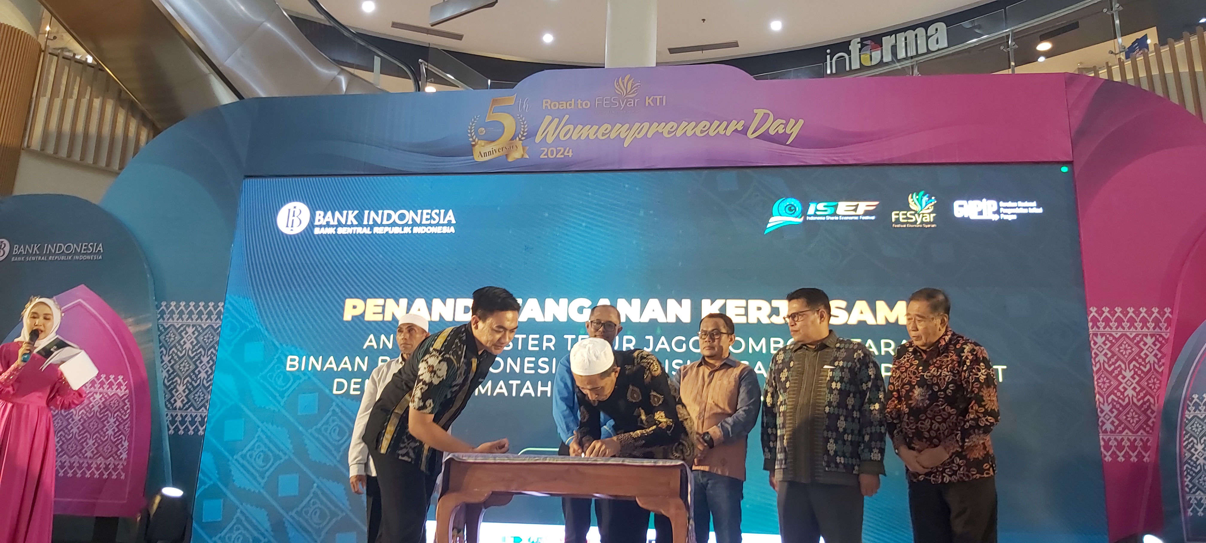 MASUK RITEL MODERN: Bupati Lombok Utara Djohan Sjamsu (kanan) dan Kepala Perwakilan Bank Indonesia NTB Berry Arifsyah Harahap (dua dari kanan) menyaksikan MoU klaster telur KLU. (NURUL/LOMBOK POST)