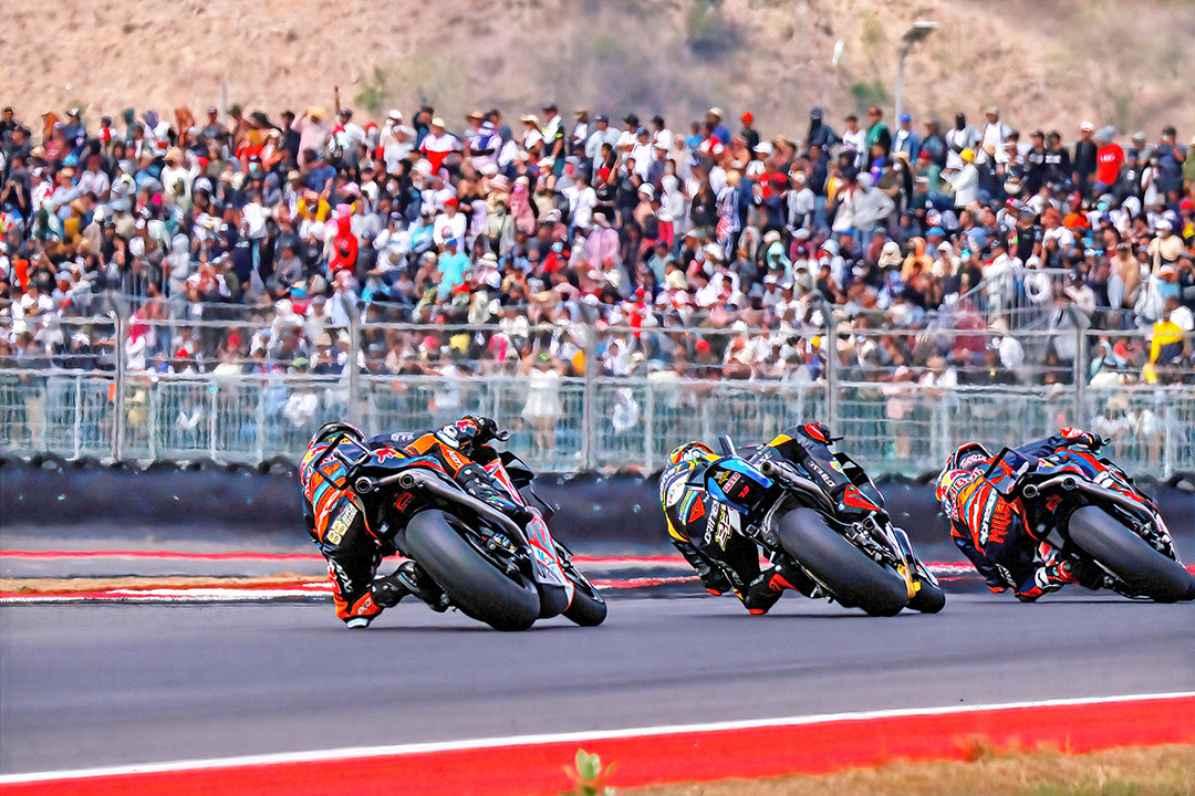 NONTON MOTOGP: Para penonton yang tengah menyaksikan event MotoGP di Sirkuit Mandalika, tahun lalu. (IVAN/LOMBOK POST)