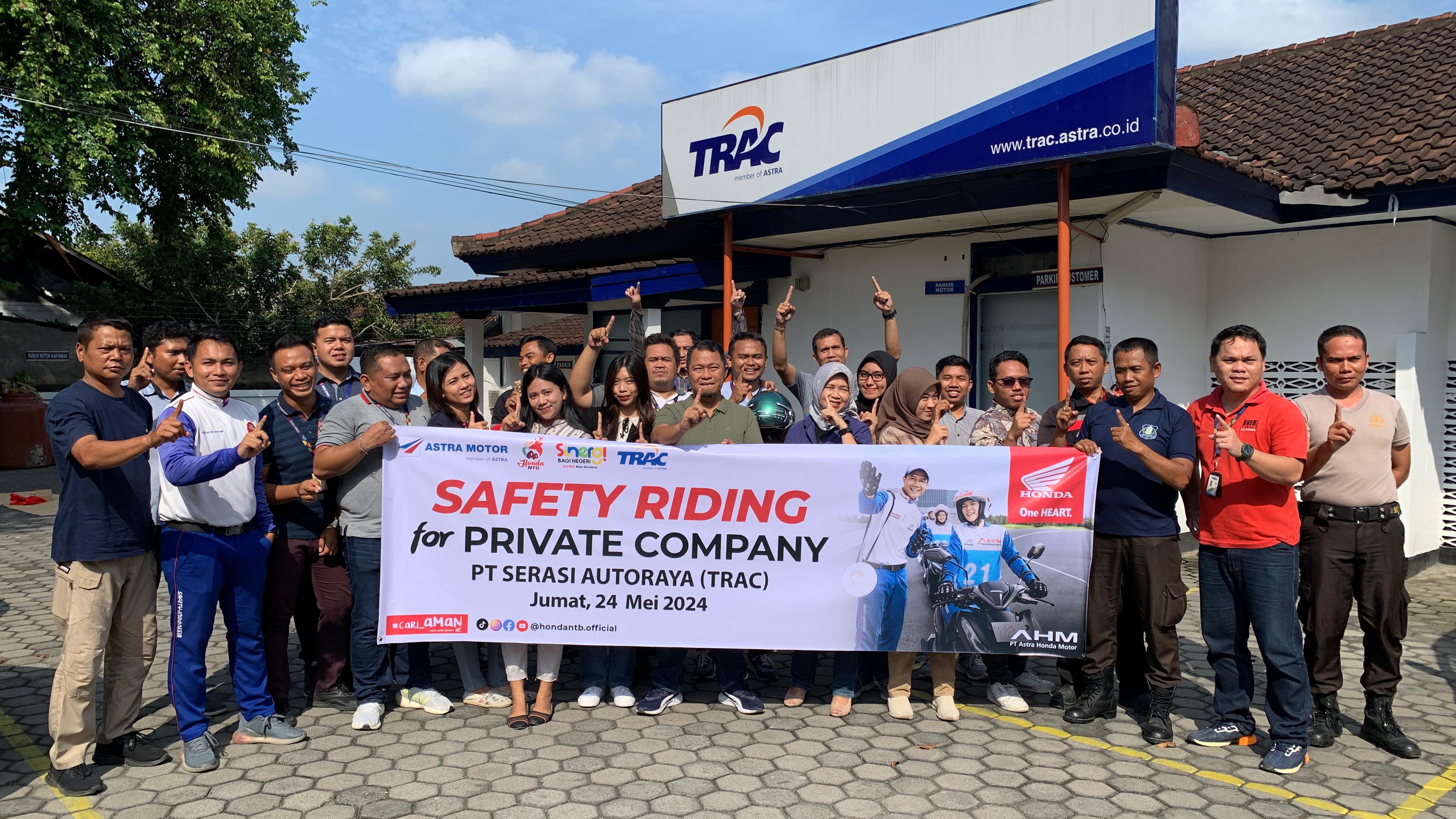 KOLABORASI: Tim safety riding Astra Motor NTB bersama karyawan TRAC dalam sebuah kesempatan, beberapa waktu lalu.(HONDA FOR LOMBOK POST)
