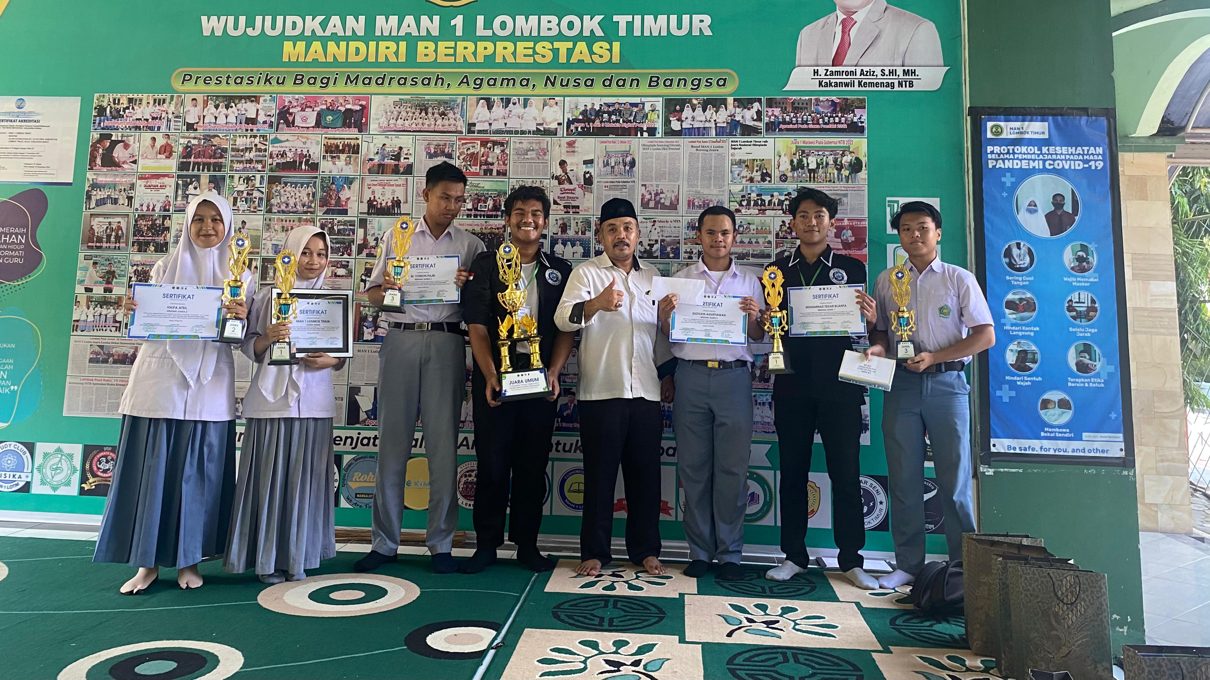 Kepala MAN 1 Lotim M Nurul Wathoni (empat dari kiri) saat berfoto bersama siswa MAN 1 Lotim yang membawa pulang piala juara Umum, di Lomba IT Universitas Hamzanwadi, belum lama ini.