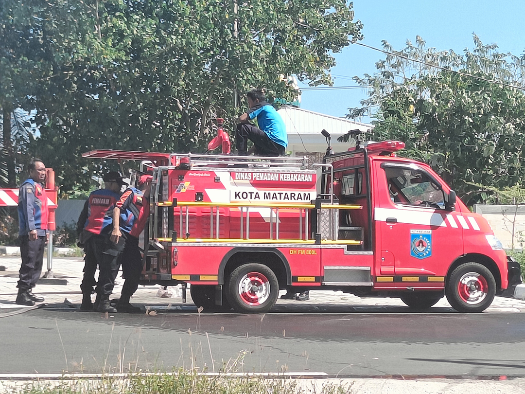 Salah satu unit pemadam kebakaran milik Dinas Damkarmat Kota Mataram. (ZAD/LOMBOK POST)