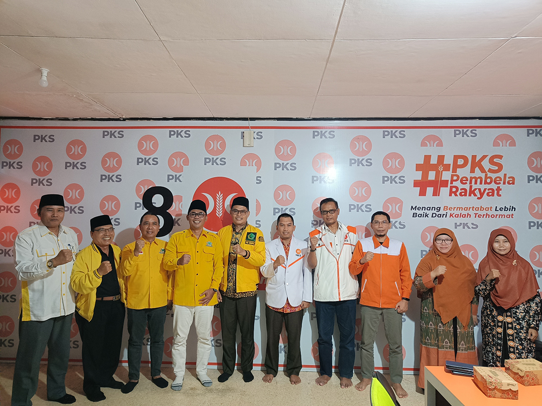 JALIN KOMUNIKASI: Berkas pendaftaran Mohan-Mujib diserahkan ke PKS Kota Mataram, kemarin (27/5).