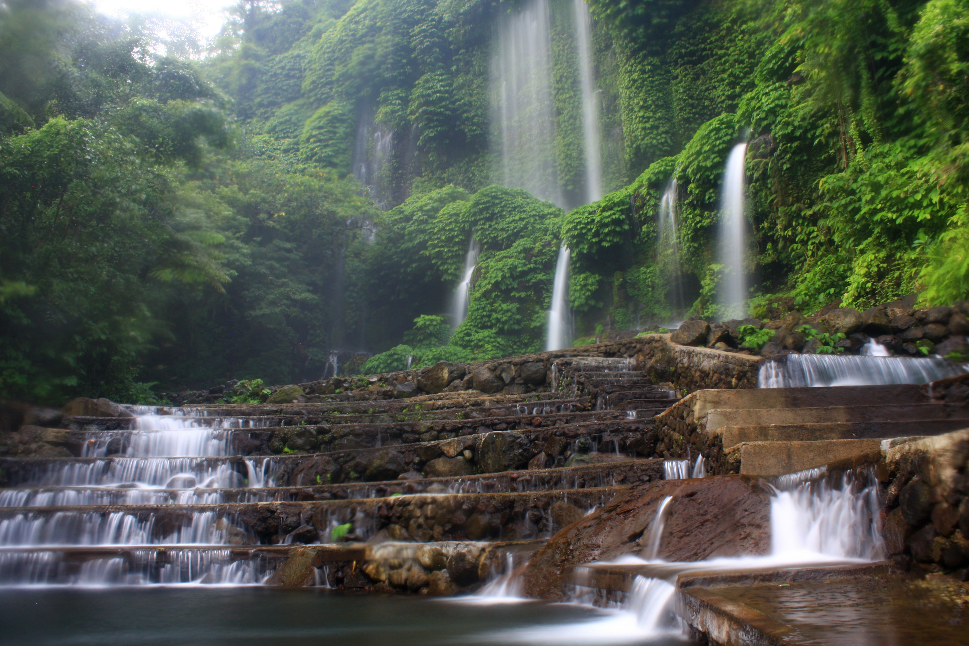 PESONA ALAM: Air terjun Benang Kelambu yang berlokasi di Dusun Pemotoh, Desa Aik Berik, Kecamatan Batukliang Utara, Loteng. (IVAN/LOMBOK POST )