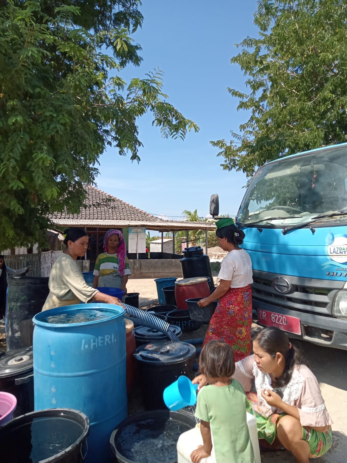 AMBIL: Masyarakat pesisir saat mengambil air bersih di mobil tangki untuk memenuhi kebutuhan sehari-hari. (KPPI UNTUK LOMBOK POST)