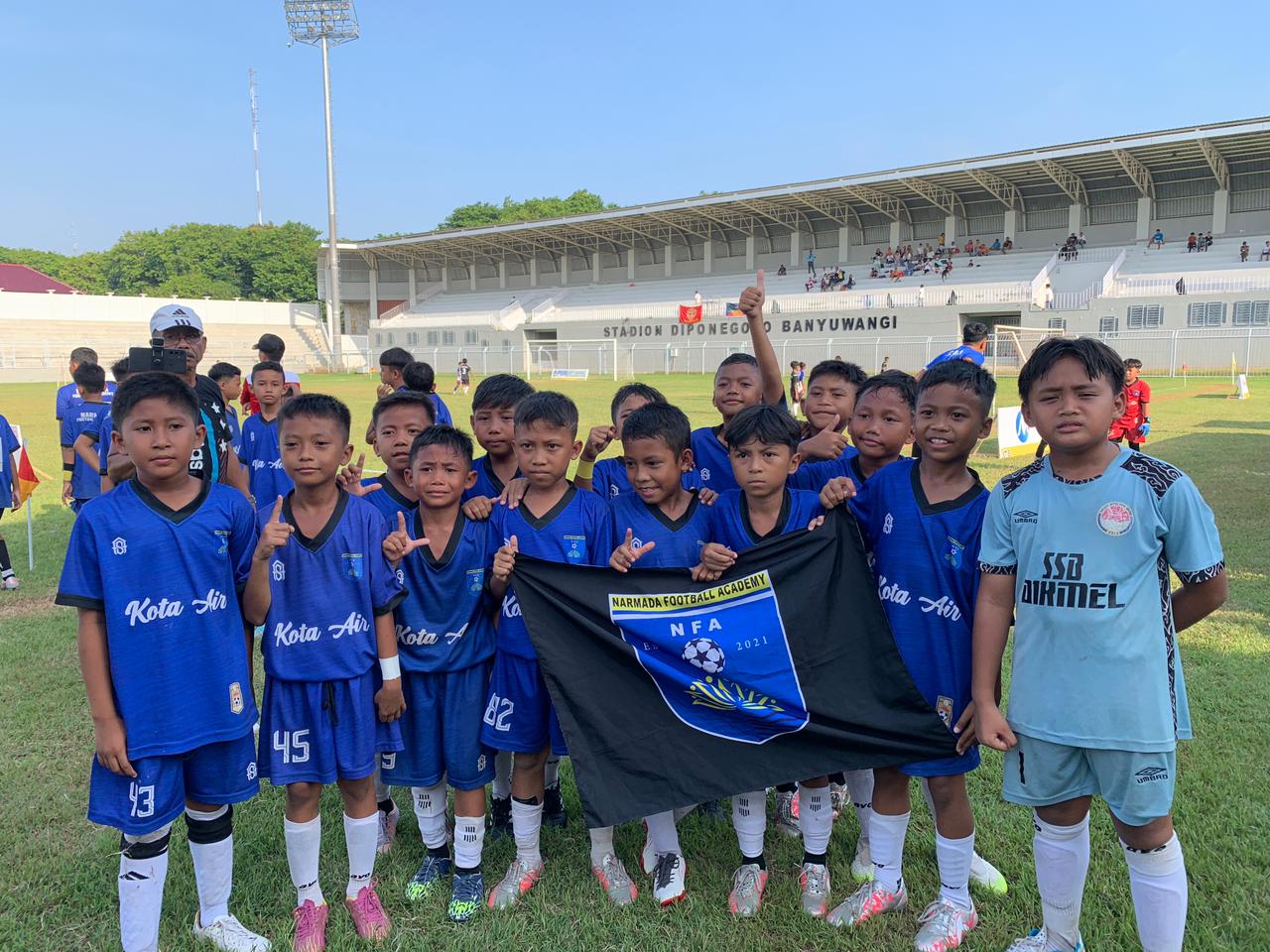 BERPRESTASI: Tim Narmada Football Academy usai pertandingan Asean Soccer Champions. (IST/LOMBOK POST)