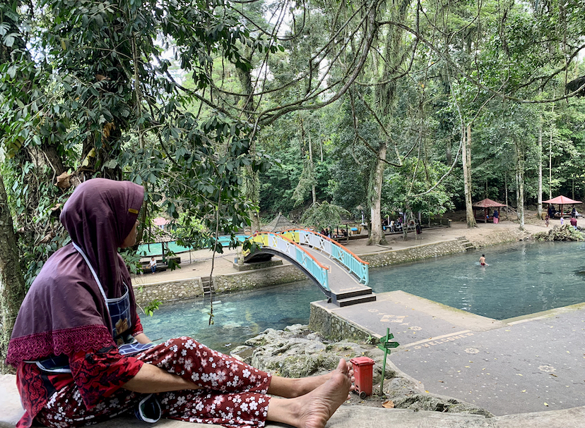 SANTAI: Seorang pengunjung sedang duduk santai di Purekmas Sesaot, beberapa hari lalu. (CHIA/LOMBOK POST)