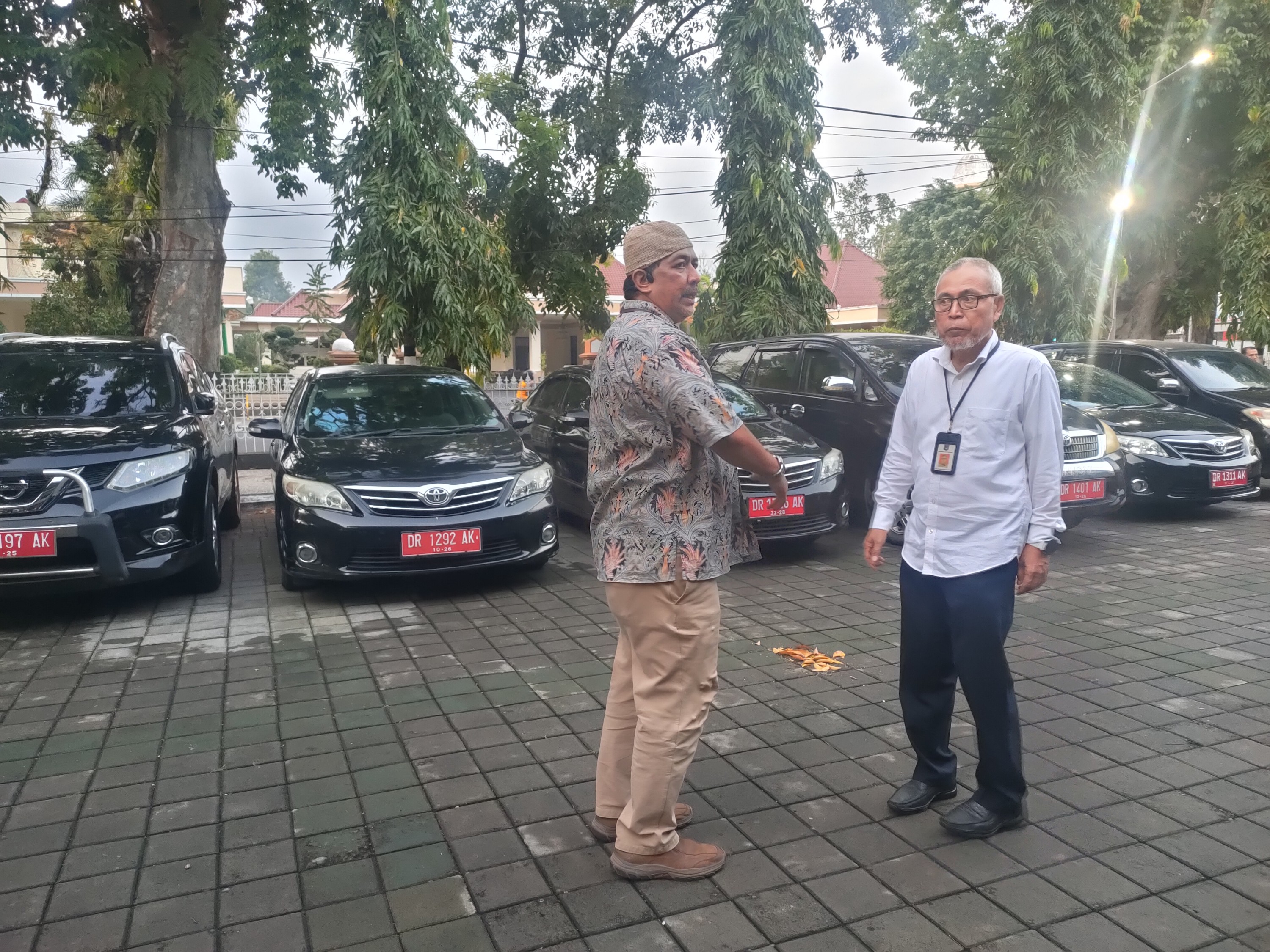 RAPIKAN ASET KENDARAAN: Tim Korsupgah Wilayah V  KPK menarik Randis yang digunakan DPRD Kota Mataram, beberapa waktu lalu.(HARLI/LOMBOK POST)