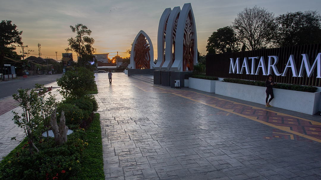 HARUS DIJAGA: Masyarakat menjalani jogging di Taman Sangkreang, Kota Mataram, beberapa waktu lalu. Kondisi Taman Sangkreang terlihat bersih dan nyaman untuk dikunjungi. (IVAN/LOMBOK POST)