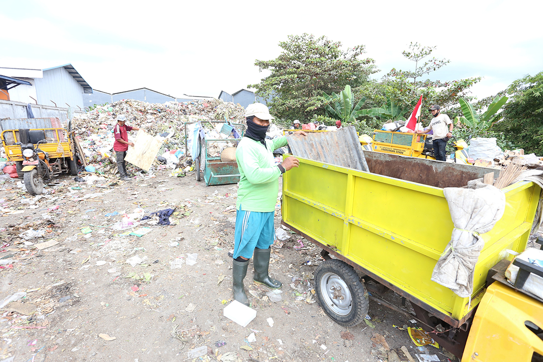 BAKAL DITUTUP: Sejumlah petugas menurunkan sampah di TPS Sementara di Sandubaya, Kota Mataram, beberapa waktu lalu. (IVAN/LOMBOK POST)