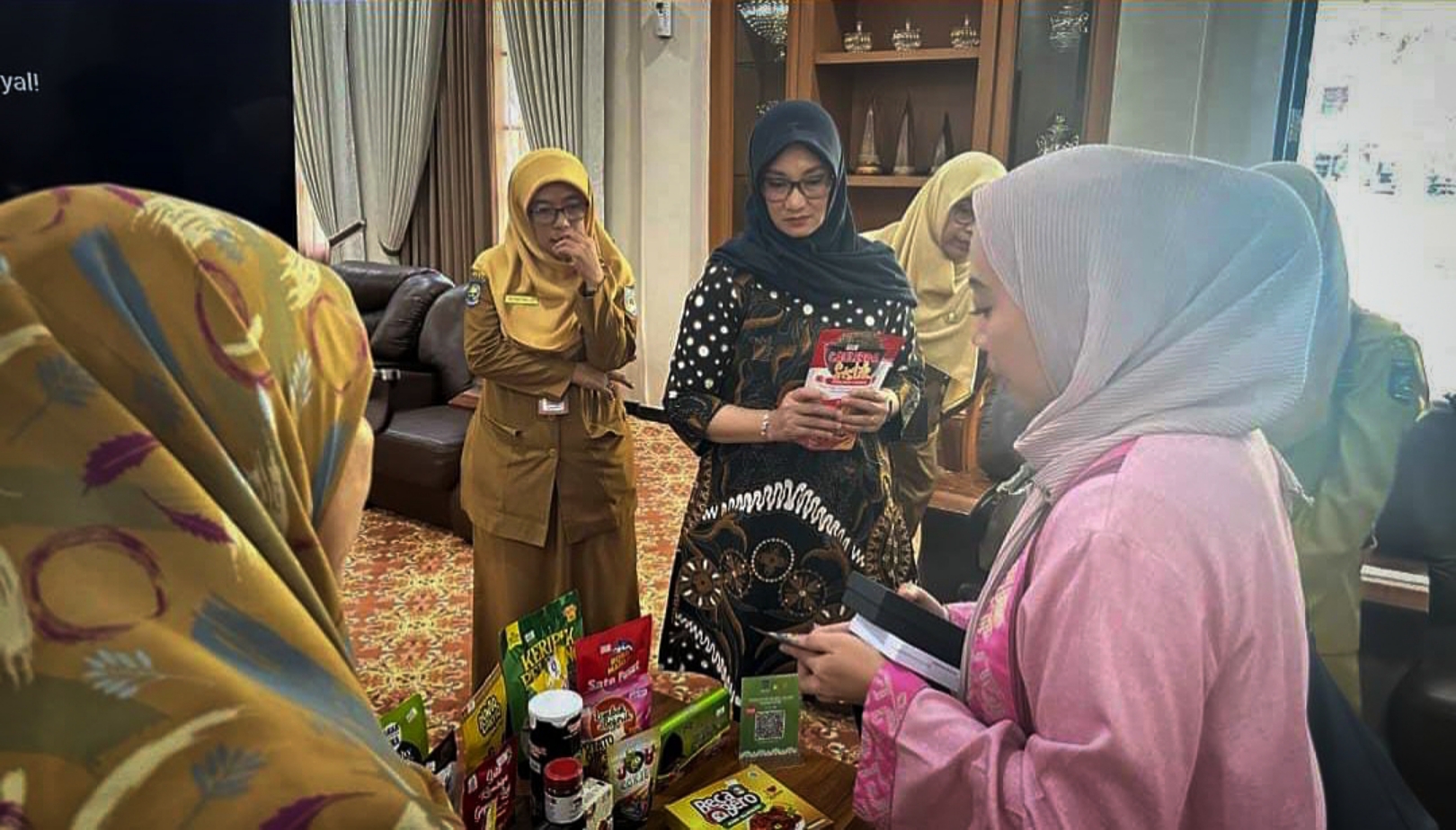 JAJAKI KERJA SAMA: Ketua Dekranasda Kota Mataram Hj Noviani Danar Kinnastri Roliskana (tengah) melihat produk UMKM NTB Mall dalam kegiatan audiensi dengan NTB Mall, beberapa hari lalu.