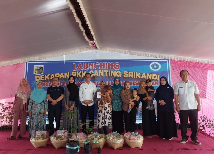 LAUNCHING: PJ Bupati bersama dengan Dikes, PKK dan DKP saat meluncurkan program Dekapan PKK Canting Srikandi di Sakra.(SUPARDI/LOMBOK POST)