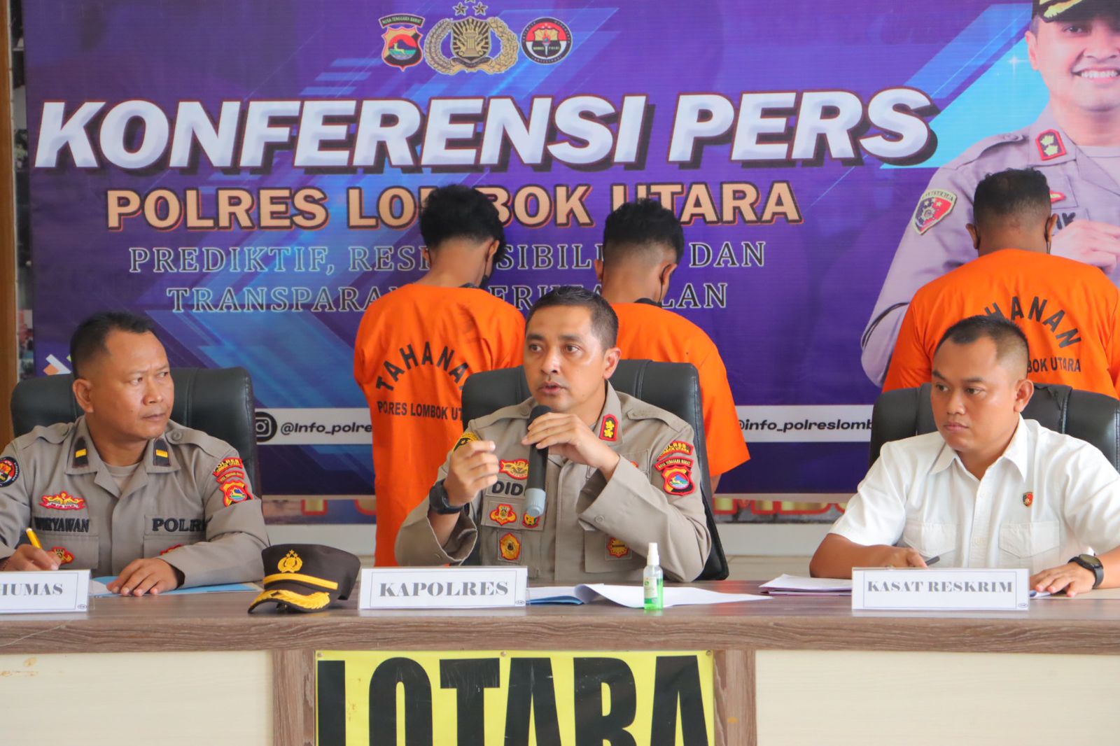 Kapolres Lombok Utara AKBP Didik Putra Kuncoro (tengah) memberikan keterangan pers terkait kasus pembunuhan, Rabu (29/5).