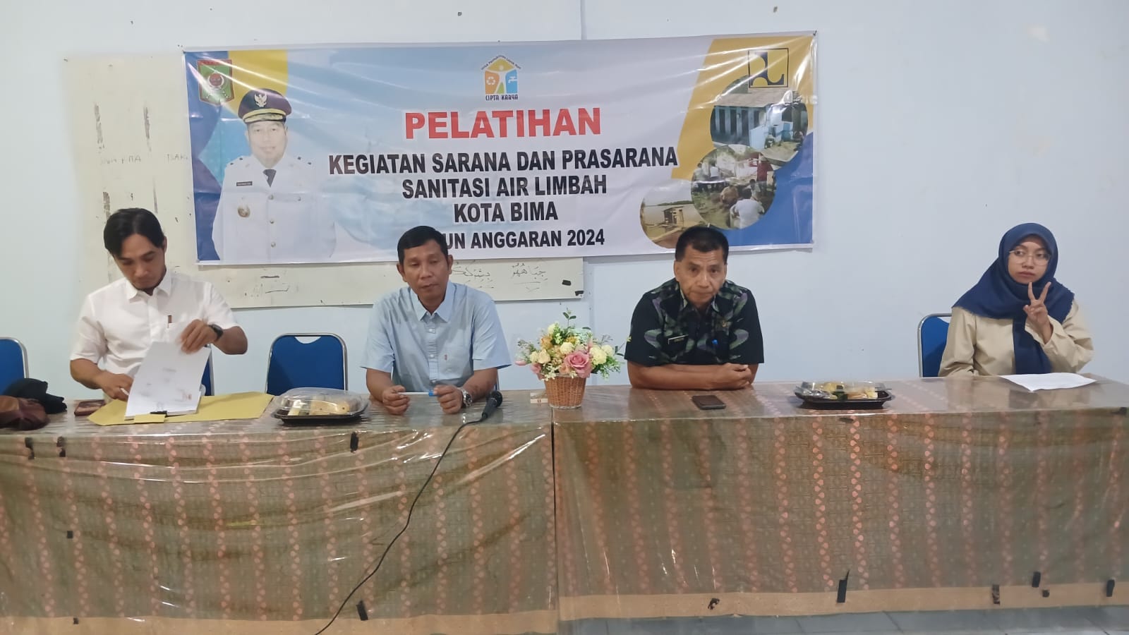 Sekretaris Dinas PUPR Kota Bima Junaiddin dan Kabid Cipta Karya Muhammad Syahwan membuka pelatih kegiatan sarana dan prasarana sanitasi air limbah Kota Bima di aula Hotel La Ila, Kamis (30/5).