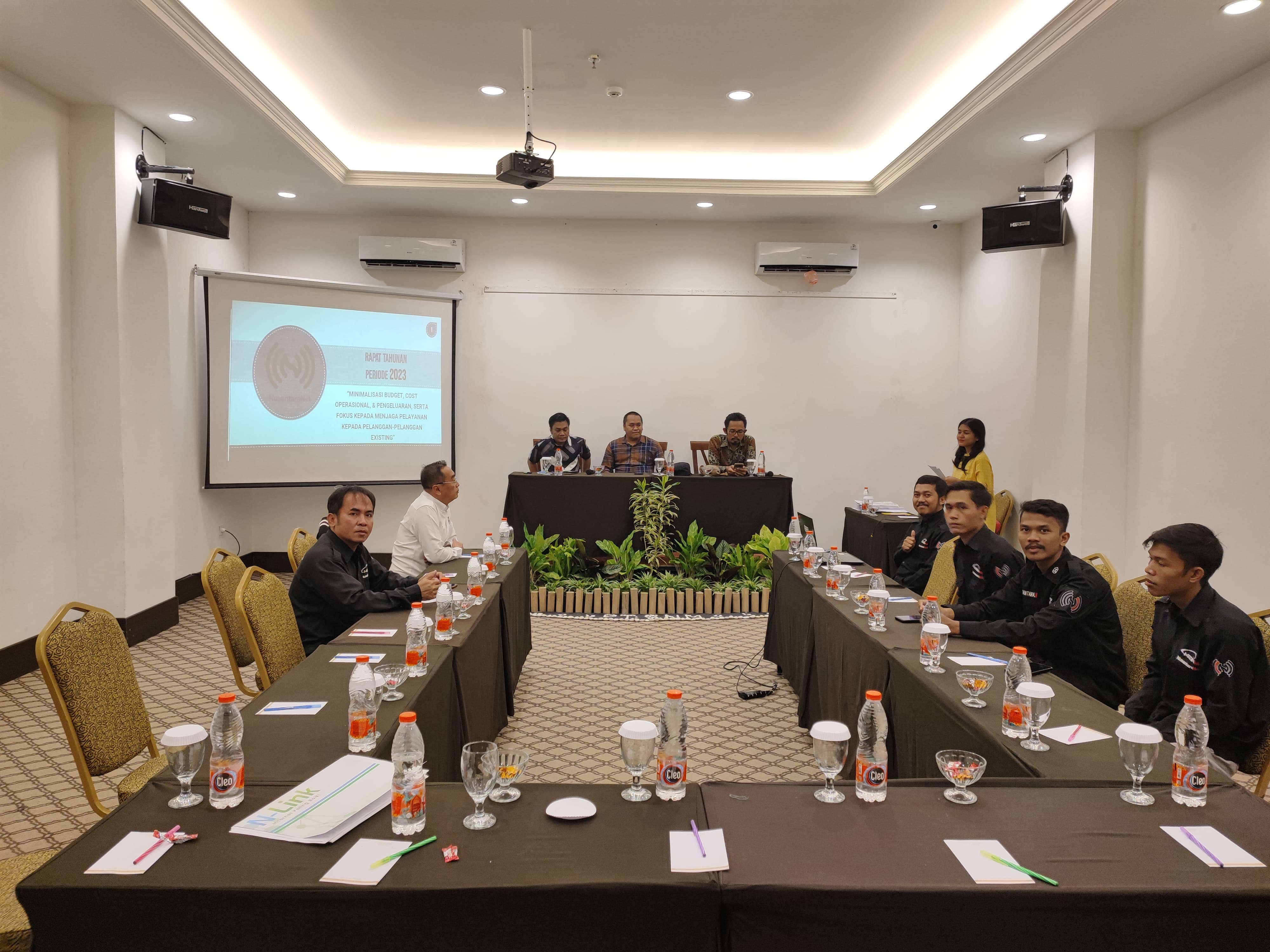 TEMPAT MEETING TERBAIK: Same Hotel menyediakan ruang meeting nyaman dengan jaringan internet berkecepatan tinggi dari NusantaraNET.