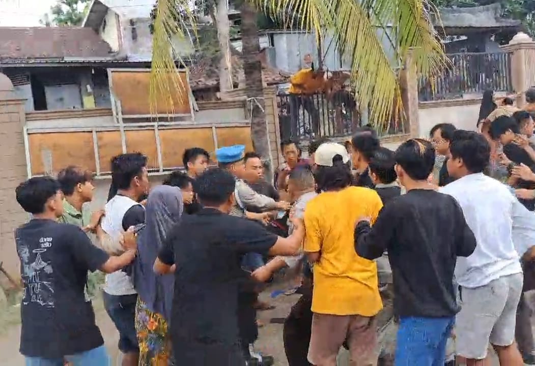 EMOSI: Warga Dusun Jerian, Desa Gereneng, Kecamatan Sakra Timur, Lombok Timur (Lotim) terlibat keributan di kantor desa setempat, Rabu (29/5).