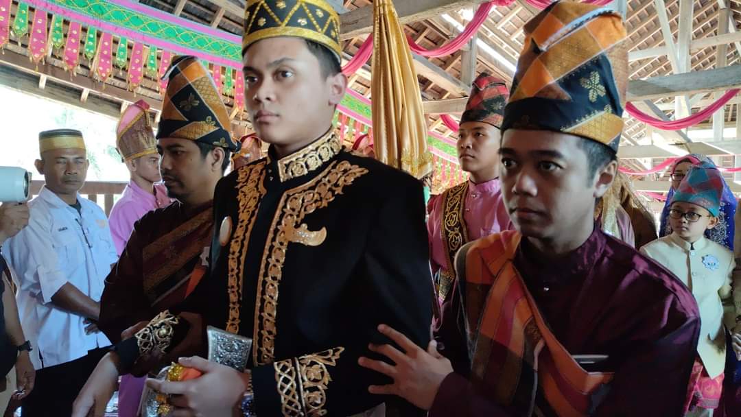 PENOBATAN: Raihan Omar Hasani Daeng Mas Madinah dinobatkan sebagai Datu Rajamuda, Rabu (29/5).(ABET/LOMBOK POST)