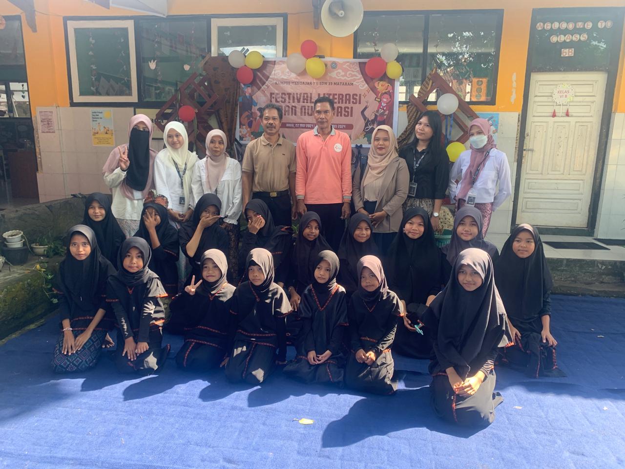SIAP BERTANDING: Atlet O2SN dari SDN 33 Mataram foto bersama guru di sekolah setempat.(JUM&rsquo;AH FOR LOMBOK POST)